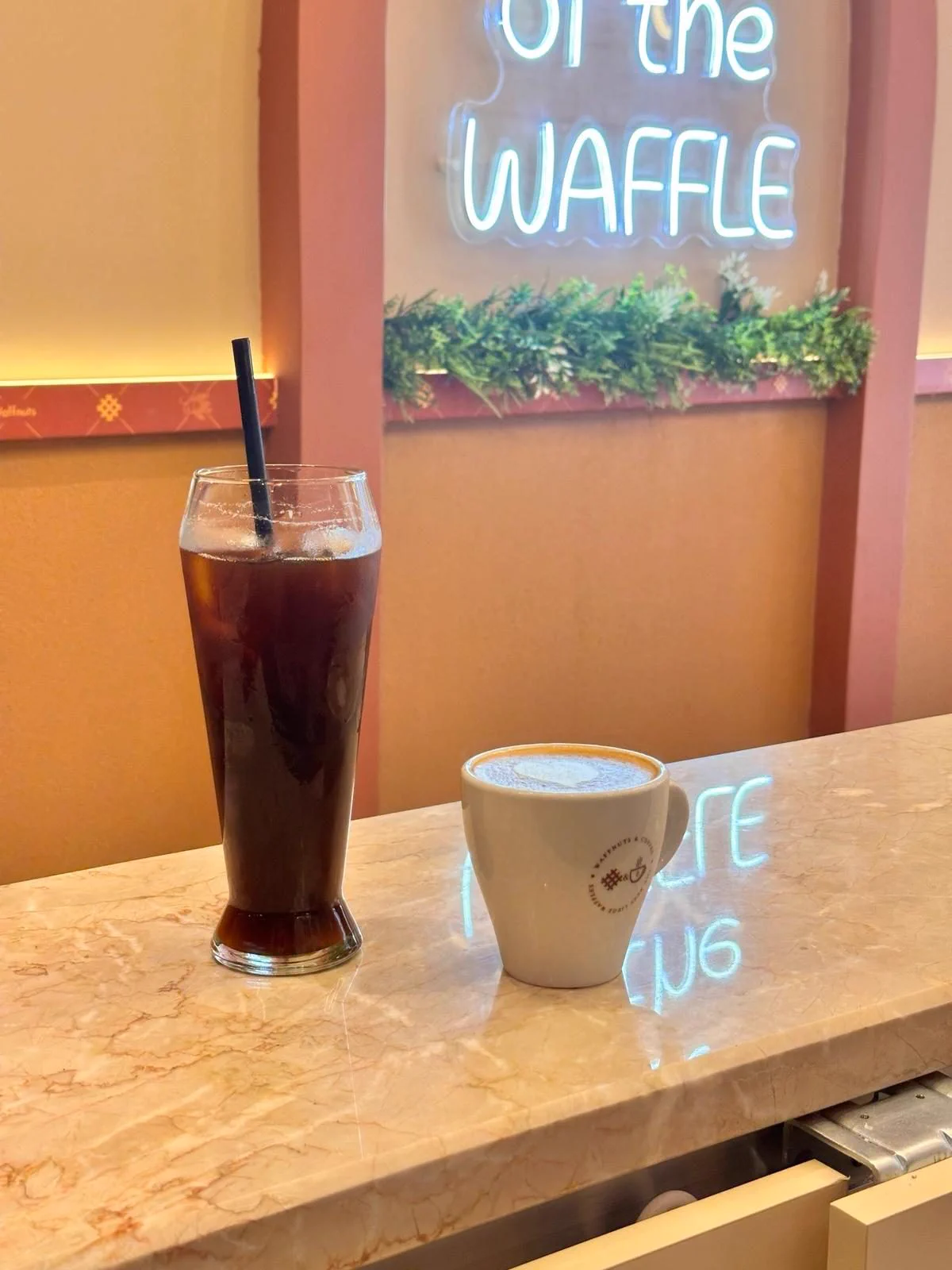 Waffnuts iç mekânında cold brew ve latte