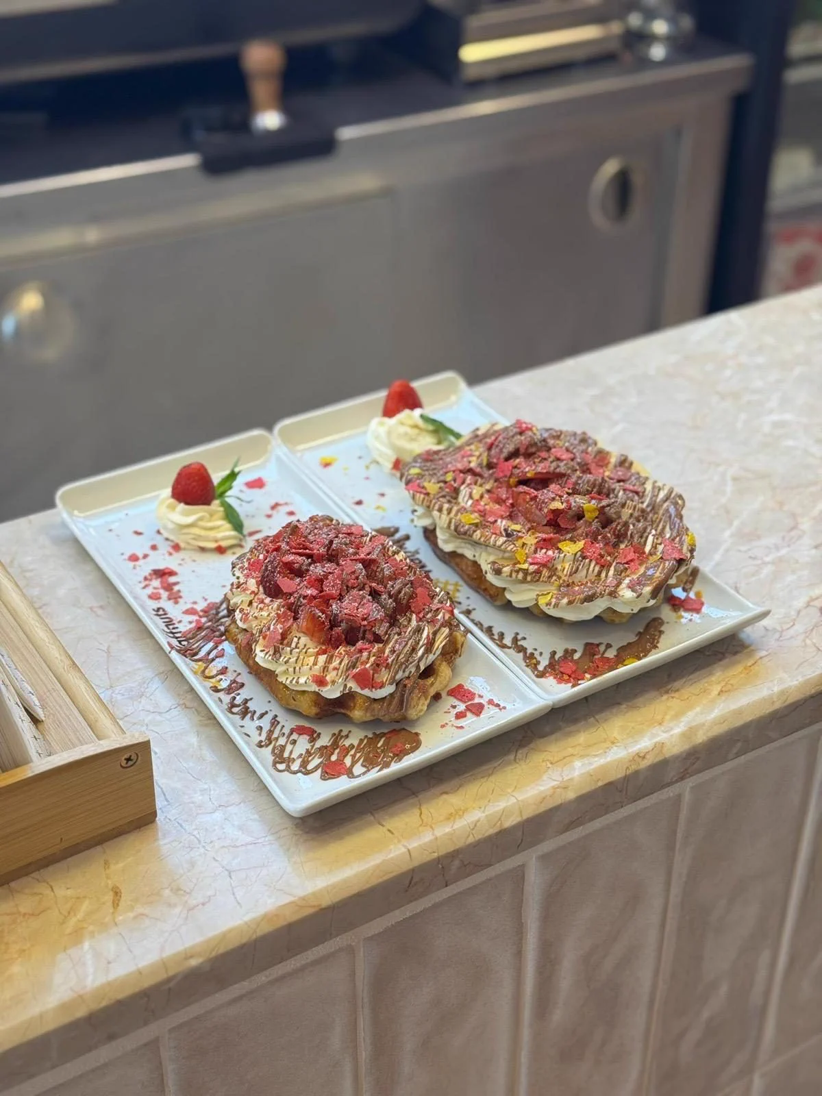 Mermer tezgâhta iki çilekli waffle tabağı