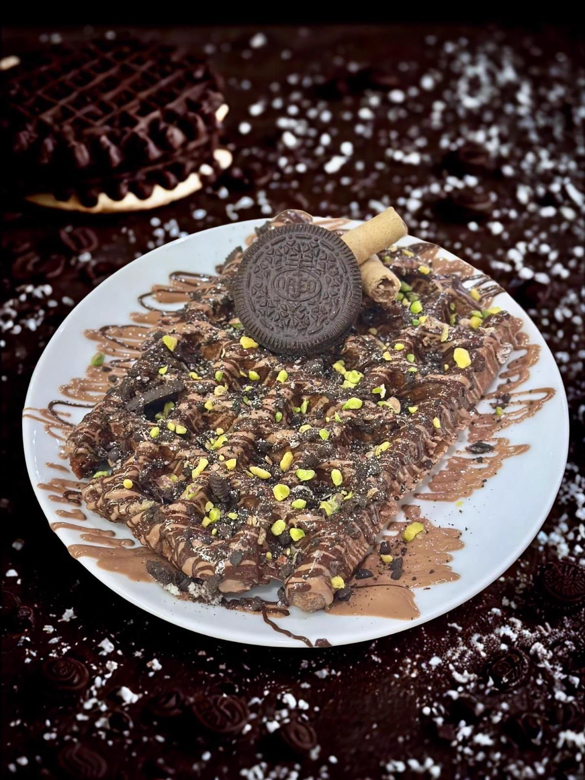 Çikolata sosu, Oreo parçaları ve Antep fıstığıyla waffle