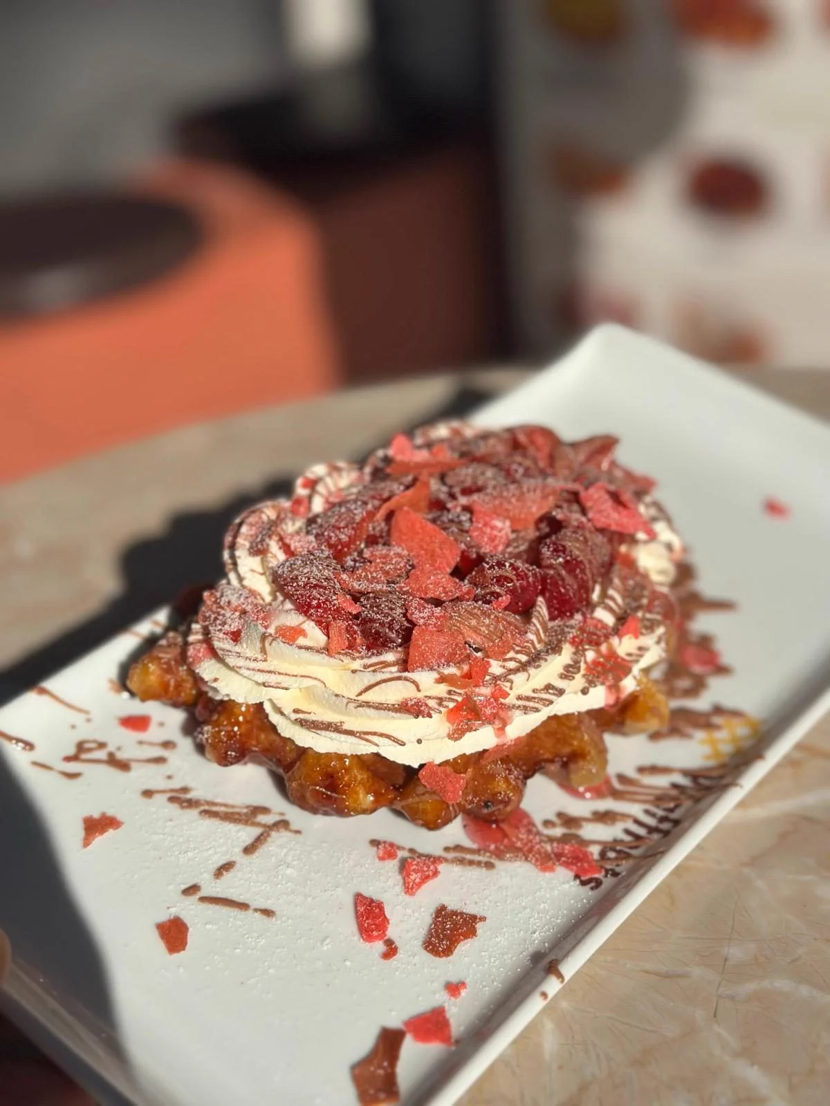 Çilek ve fresh cream ile hazırlanmış Liège waffle