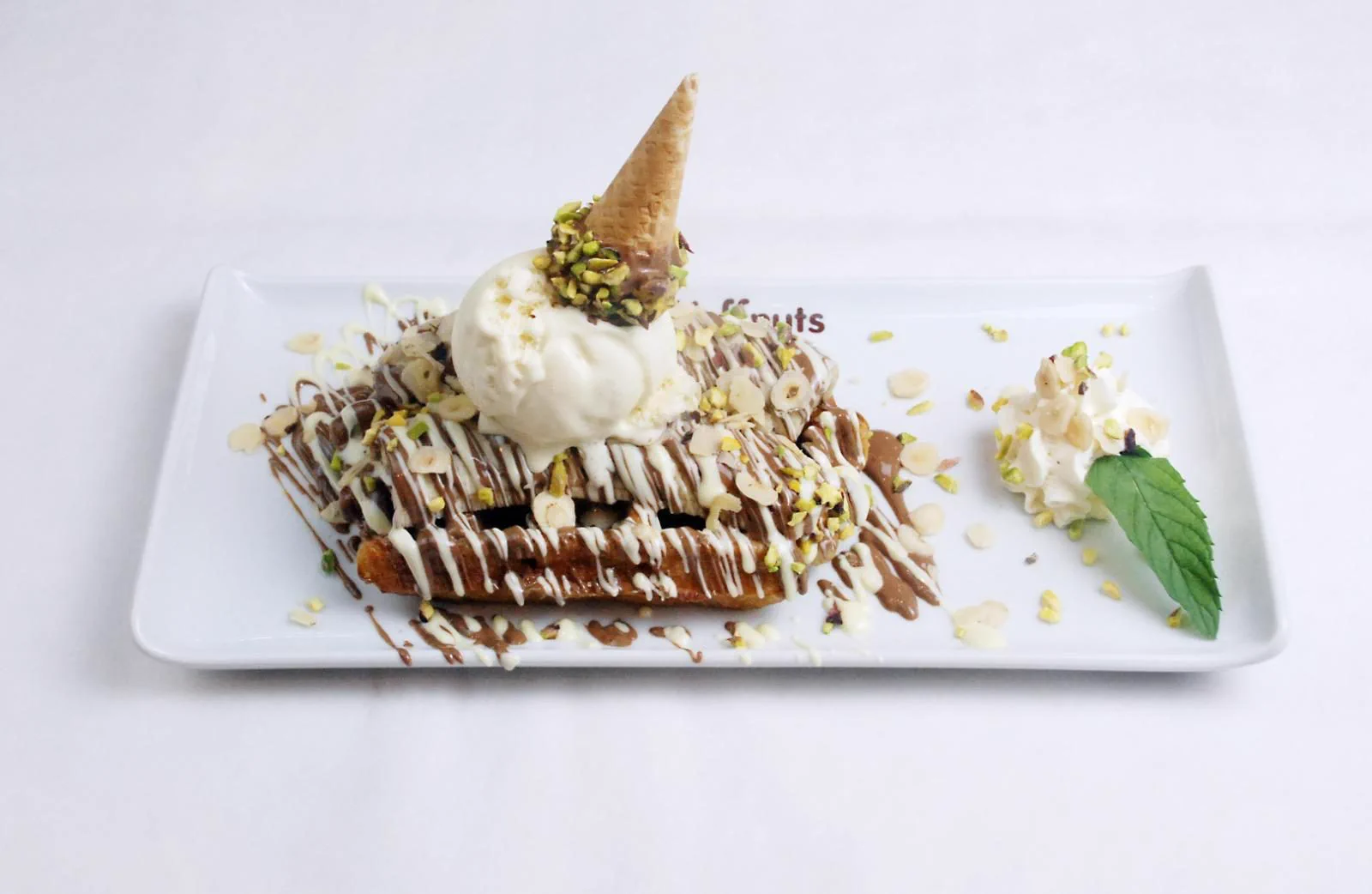 Çikolata sosu, Antep fıstığı, badem ve vanilyalı dondurmayla waffle